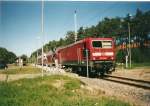 143 254 mit der Regionalbahn nach Binz am Haltepunkt Prora-Ost im Mai 2001.Fr manch Einen war dieser Haltepunkt der Beginn oder das Ende seiner Armeezeit.Wenige Meter vom Haltepunkt befand sich der
