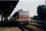 Eine Regionalbahn nach Stralsund und bespannt mit der 143 277 steht im September 1997 in Greifswald.
