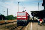 143 132 im Juni 1998 mit einer Regionalbahn nach Stralsund im Bahnhof Zssow.