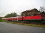 143 144 steht am 30.10.08 mit der RB nach Dessau im Bahnhof Raguhn.