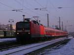 BR 143 070-1 mit D-Zug nach leipzig  fhrt am 12.01.2009 durch Radebeul Ost.