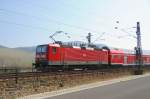 Auf nach Oberwesel. 143 568-4 verlt mit einem Dosto-RE Bacharach, einzigste Regional-Leistung der DB auf der linken Rheinstrecke. (April 2009).