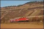 Eine 143er zieht nur einen Steuerwagen nach Wrzburg.