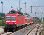 143 307-7 kommt hier mit dem RE2 in den Bahnhof von Lbbnau/Spreewald reingefahren.