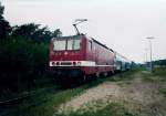143 170 schiebt an einem Junitag 1999 ihre Regionalbahn Binz-Lietzow aus den kleinen Bahnhof Prora.