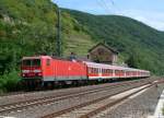 143 971-0 mit dem RE Wiesbaden - Koblenz kurz vor der Einfahrt in den Bhf Kaub/Rhein. Aufgenommen am 21/07/2009.