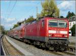 Die 143 168-3 schiebt am 18.10.09 den RE nach Koblenz in den Bahnhof von Saarburg. (Jeanny)