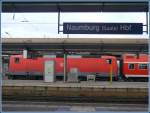 Durchblick in Naumburg auf die 143 124-6, die uns von Halle Hbf hierher gebracht hat. (08.12.2009)