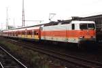 Heute drei verschiedene Farbvariante von die BR 143. Hier ist 143 582-5 mit S-Bahn S2 98130 nach Duisburg auf Oberhausen Hauptbahnhof zu sehen am 14-08-1999. Bild und scan: Date Jan de Vries.