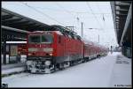 143 860 mit einer S-Bahngarnitur auf Gleis 6 am 30.01.2010 im Rostocker Hbf.