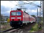 143 277-2 fhrt RE33208 nach Rostock. Fp kurz hinter dem Hbf.
Stralsund am 18.04.07 