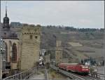 Vor der malerischen Kulisse in Oberwesel schaut sogar ein DB Regio gut aus, wenn er an der mittelalterlichen Festungsmauer, den Wehrtrmen und der Wernerkapelle vorbeifhrt. 19.03.10 (Jeanny)