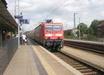 Hier 143 642-7 mit einem RE7 nach Rolau(Elbe), bei der Einfahrt am 23.5.2010 in Bad Belzig.