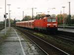 143 964-5 mit S 98207 Duisburg-Dortmund auf Wanne-Eickel Hauptbahnhof am 28-10-2000. Bild und scan: Date Jan de Vries.

