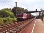 143 248-2 mit einem Gterzug auf Bahnhof Hasbergen am 2-6-2000.