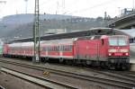 Die 143 833-2 zieht die RB81 im Sandwich von Koblenz HBF nach Trier am 11.03.2011