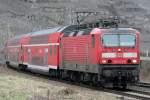 Die 143 822-5 zieht den RE1 von Koblenz nach Saarbrcken durch Winningen am 11.02.2011
