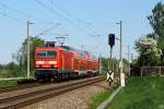 Am 1.5.2011 rollt 143 002-4 mit einer RB Richtung Weienfels am Einfahrvorsignal des Bahnhofs Markranstdt vorbei.