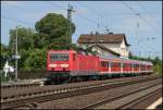 143 197 mit einer Regionalbahn von Gieen nach Friedberg beim Halt in Lang Gns am 03.06.11 .
