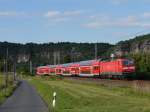 143er waren im Juni ab und an noch bei der S1 im Einsatz, hier schiebt 143 047 die S-Bahn mit unterschiedlich beschrifteten Dostos zwischen Knigstein und Kurort Rathen (Schsische Schweiz) in Richtung Dresden; 17.06.2011 - - neu hochgeladen -