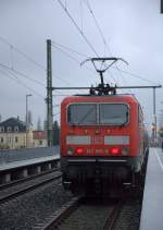 Auch nach der Ankunft in Radebeul herrscht kein gutes Fotowetter.
Eigentlich wre 143 558 - 3 auch fast kein Foto wert, aber man findet die 143 nur noch selten  vor oder hinter  den Zgen der Linie S1 der Dresdner S-Bahn, seit dem  die BR 182 hier den Dienst bernommen hat.