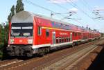 Die 143 566-8 schiebt die RB10 von Berlin Hbf nach Nauen durch Albrechtshof am 14.08.2012