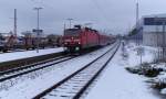 Am 15.01.2013 hat 143 114 mit ihrem RE nach Koblenz Einfahrt in den Hauptbahnhof von Saarlouis.
Gut gefallen haben mir die weien  Pftchen 

Der Personenbereich in Saarlouis umfasst 3 Gleise, wovon aber meist nur zwei genutzt werden.

Im Gterbereich liegen noch 4 Gleise, frher waren es weit mehr. Bis zum Stahlhandel Saarlouis auf der rechten Seite gibt es keine Anschle mehr.
Auf der linken Seite gab es mindestens zwei Anschle, ich glaube aber dass es eher drei waren.
Bekannt sind mir noch die Anschle zur Ludwig (Trumpf) Schokoladenfabrik und zur Minerallfabrik Mguin, heute Liqui Moly.

Auch gab es eine Verladerampe zur Verladung von Panzern und Fahrzeugen des Standorts in Saarlouis der Saarland Brigade.

KBS 685