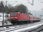 Eine RB Geislingen-Plochingen fhrt noch pnktlich in den ersten Halt Geislingen-West auf Gleis 103 ein. Der Zug ist gebildet aus 143 920, 3 N-Mittelwagen und einem Karlsruher STW. 26.03.2013. 