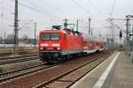 Die S2 nach Pirna (143 828) erreicht gleich den Bahnhof Heidenau.