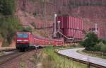 Von Verkehrsrot bis DB Altrot kann man hier die Farben interpretieren.

143 078-4 schiebt ihren RE aus Koblenz in Richtung Saarbrcken.

Zwischen Mettlach und Konz vollzieht die Bahnlinie jede Kurve und Schleife der Saar.
Die Dro Hartsteinwerke stuben roten  Puderzucker  ber die Gegend bei Taben-Rodt.

KBS 685 02.09.2012 - Bahnstrecke 3230 Saarbrcken - Karthaus