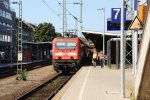 143 055-2 DB steht abfahrbereit in Freiburg im Breisgau-Hbf  mit einem Regionalzug  nach Neustadt (Schwarzwald) bei schnem Sommerwetter am 21.7.2013.