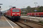 Bei leichtem Nieselregen verlsst die 143 092 mit einer RB nach Stuttgart den Bahnhof Neckarelz am 1.11.2013.