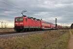 Nachschuss auf RE 26510 (Basel Bad Bf - Offenburg) am 06.01.2014, als dieser Ersatzweise mit 143 332-5 und 143 810-0 in Sandwich-Traktion kurz hinter Müllheim (Baden) gen Freiburg fuhr.