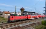 143 867-0 passiert beim Verlassen des Bahnhofes Nordhausen das Stellwerk und den Wasserturm 19.04.2014