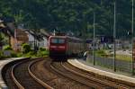 Nachschuß auf ein Sandwich nach Koblenz in Hirzenach....143 825-8 schiebt am Zugschluß. 2.6.2014