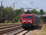 143 932 schiebt ihren RE Saarbrücken - Koblenz aus dem Bahnhof Dillingen Saar.
Im Regelfall besteht der Zug aus 4 Wagen, heute waren es nur drei. Bahnstrecke 3230 Saarbrücken - Karthaus in Dillingen am 02.07.2014