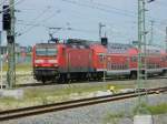 08.08.2014 - 143 832 schiebt die Regionalbahn nach Weißenfels aus dem Leipziger Hauptbahnhof.