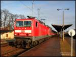 143 868-8 ist neu im Bh Cottbus (vorher Rostock). Hier ist sie im Einsatz als Zuglok am RE38507 Cottbus-Dresden Hbf beim Takt0-Halt in Ruhland.