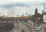 Blick ber die A100 auf die Stadtbahn. Im Hintergrund ist der Funkturm zu sehen. Es fhrt gerade ein, damals trkis gestrichener, Regionalzug in Richtung Zoo ber die Brcke. Interessant ist die Zugformation: der erste Wagen ist ein Doppelstockwagen, die restlichen sind Halberstdter. Jahr 1998