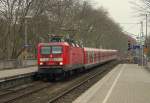 143 854-8 ist am 07.02.2015 als Linie S4 auf dem Weg nach Unna und erreicht den Bahnhof Dortmund-Stadthaus.