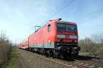 143 825 als RE 4261 unterwegs von Koblenz Hbf nach Frankfurt (Main) Hbf, aufgenommen im April 2015 bei Mainz.