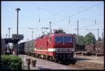 In noch frischem Farbkleid wartet 243965 vor dem D nach Cottbus am 56.5.1990 um 11.02 Uhr auf Abfahrt im Bahnhof Torgau. - Auch die Wagengarnitur wäre aus heutiger Sicht allein das Foto wert!