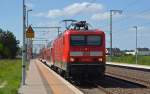 Mit einem RE aus Magdeburg nach Leipzig verlässt die Trierer 143 910 am 10.05.15 den Haltepunkt Rodleben.