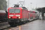 Ausfahrt am 30.07.2014 bei Regen von der Freiburger 143 364-8 mit dem HVZ-Verstärker (Freiburg (Brsg) Hbf - Neuenburg (Baden)) in Müllheim (Baden) gen Endbahnhof.