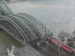 Eine S-Bahn der Linie 6, geschoben von einer Lok der BR 143, fhrt auf die Hohenzollernbrcke. In Krze erreicht er den Klner Hbf. 10.3.2007