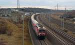 143 959 schleppte am 17.12.15 einen langen Schrottpark durch Bitterfeld Richtung Dessau. Ziel der wahrscheinlich letzten Reise für die Wagen war Mukran.