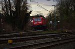 Im Abzweig nach Odenkirchen ist die 143 168 schiebend nach Koblenz als RB27 mit beiden Panthografen am Fahrdraht zusehen. Der Zug verlässt den Rheydter Hbf am späten Nachmittag des 29.3.2016