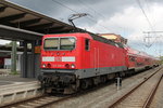 143 306-9 mit RE 18490 von Berlin Hbf(tief)nach Warnemünde bei der Ausfahrt im Rostocker Hbf.18.06.2016