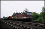 143804 mit Güterzug Richtung Minden am 25.5.1997 um 13.41 Uhr bei Porta Westfalica.