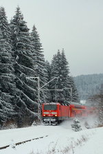 Die Höllentalbahn im Winter: Mit einem Regionalexpress nach Freiburg fährt eine unbekannte 143 am 28.12.2014 von Titisee nach Hinterzarten.